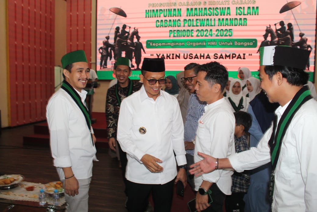 Momen hangat pelantikan HMI dan Kohati Cabang Polman: Bupati Polewali Mandar bersama jajaran pengurus dan Koordinator Presidium MD KAHMI menunjukkan semangat sinergi lintas generasi.
